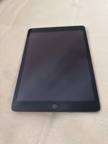 iPad 7 geração, 32gb de capacidade, preto. Já está com tudo apagado! Pronto para uso 