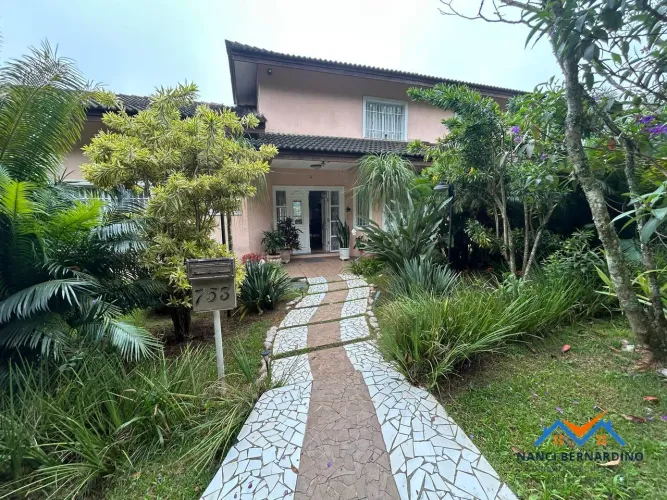 Casa à venda em condomínio fechado em Arujá com 1.660 m² de terreno