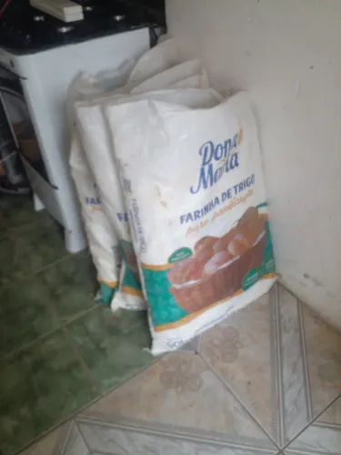 Vendo sacos de trigo vasios grandes 50 kilos mais pega 70 ou 80 kilos