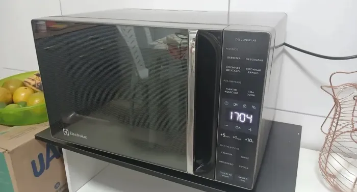 Micro-ondas Electrolux Prata 23L Efficient ME23S 127V