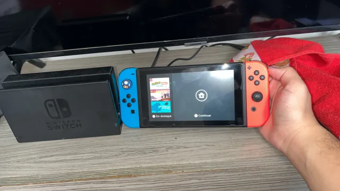 Console Nintendo Switch V2 Completo com todos os cabos e acessórios na caixa.