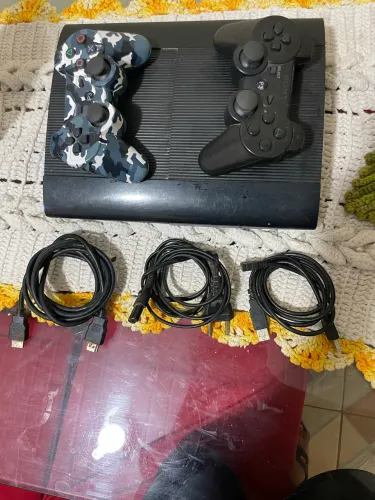 Playstation 3 Super Slim desbloqueado + 2 controles e +10 jogos