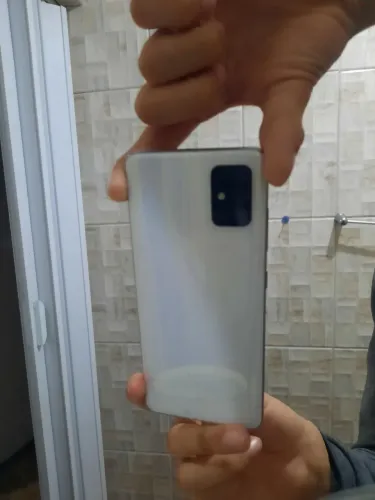 Vendo galaxy a51 por 500 reais, ele está bom e vem com dois carregador, olhe a descrição 