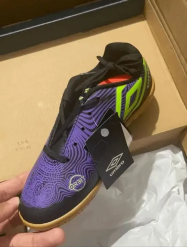 Chuteira original Umbro tamanho 33