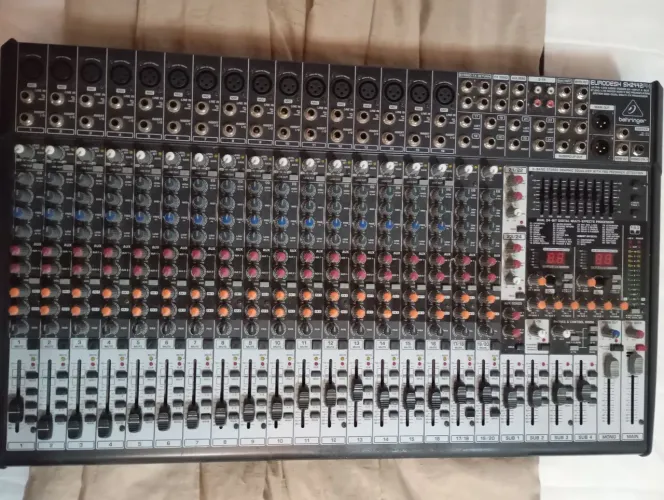 Mesa Behringer SX2442FX 24 Canais Com Equalizador e Efeitos - Usada