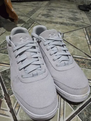 TÊNIS UNDER ARMOUR CINZA - POUCO USADO