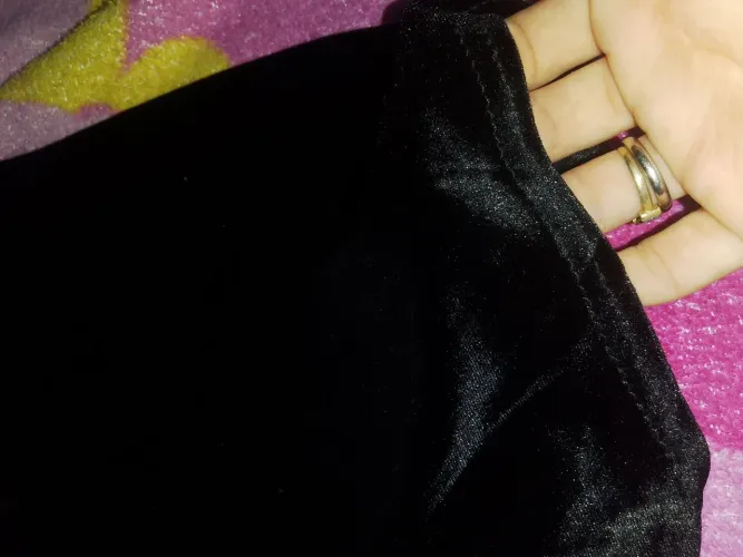Macaquinho preto de veludo, detalhe torcido na cintura
