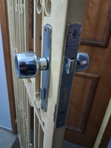 Grade de ferro para porta 89x206 cm com fechadura Papaiz