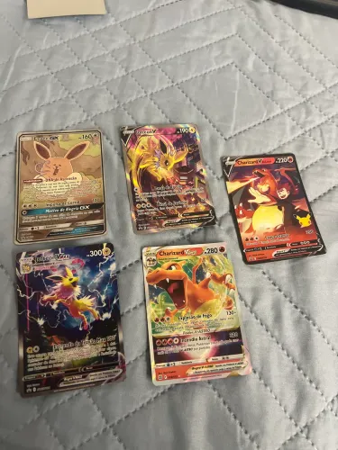 Combo de cartas Pokémon raras - Charizard, eevee e Jolteon