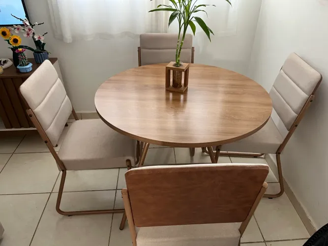 Mesa de jantar redonda + 4 cadeiras estofadas