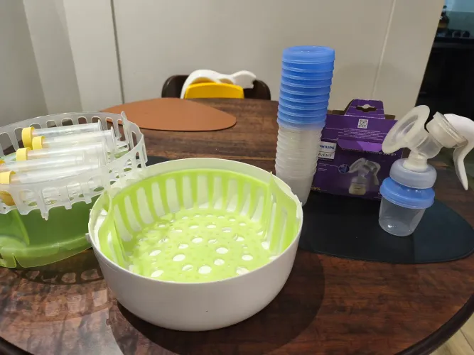 Extratora de leite materno manual Avent, potes armazenamento Avent e esterilizador Mam.