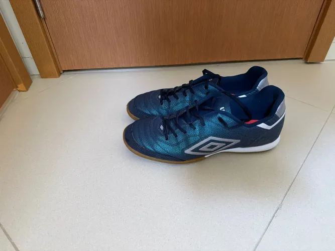 Chuteira umbro 69,99 número 42/43