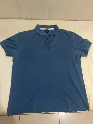 Polo Hugo Boss azul tamanho P (cabe M)