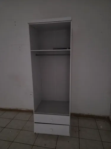 Pequeno closet, guarda-roupas infantil branco