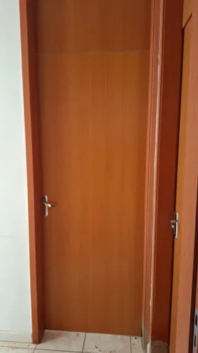 4 folhas de portas de madeira, com trincos e chaves