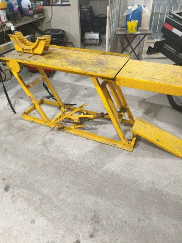 Elevador hidráulico para moto