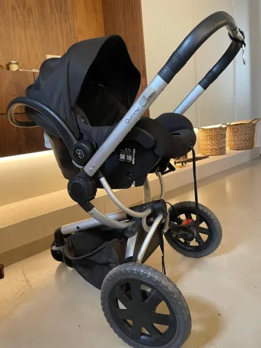 Carrinho Moisés + Bebê conforto Quinny