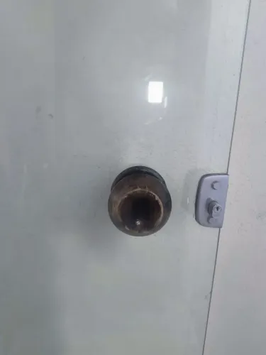 Vende porta de vidro 10 milímetros. Com 96 de largura com 2.08de altura