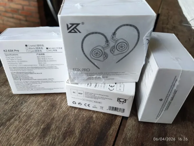 KZ EDX PRO - cores Black e Crystal