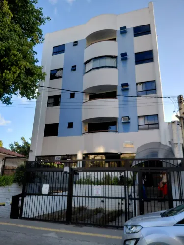 Apto 1/4, sala, cozinha, banheiro social, área sv, varanda,garagem coberta e elevador.