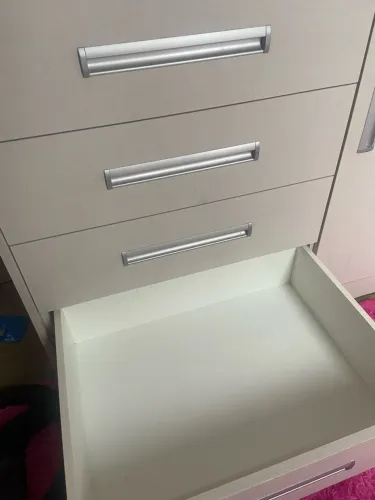 Cômoda 4 gavetas 1 porta