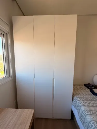 Guarda-roupa em MDF branco (marcenaria -  novíssimo)