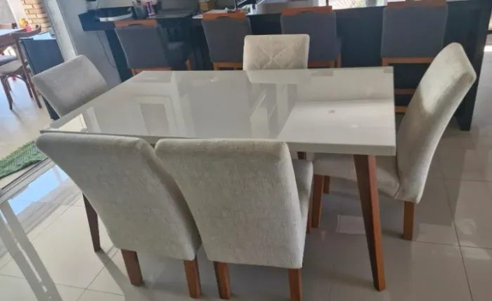 Mesa de Jantar com 5 Cadeiras Estofadas Off-white com Tampo de Vidro Em Excelente Estado