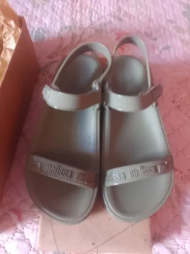 Vendo sandália melissa original cor verde n 37 sandália nova sem uso 