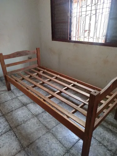 Cama de solteiro em madeira 