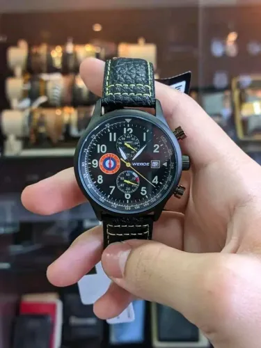 Relógio com pulseira de couro ponteiros menores funcionas