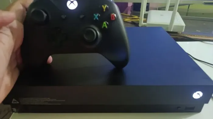 CONSOLE XBOX ONE X - 1 TB + 1 CONTROLE SEMI NOVO