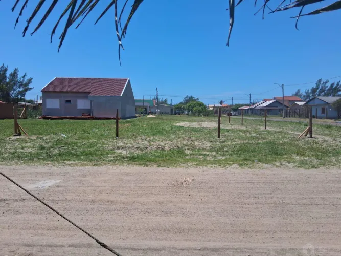 Terreno de esquina à venda no bairro Presidente em Imbé! REF: 5872