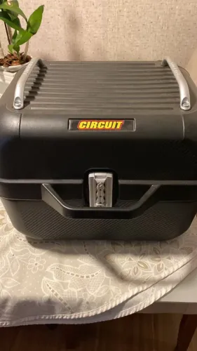 Bauleto traseiro (baú de moto) da marca Circuit, modelo Smart 28 Litros.