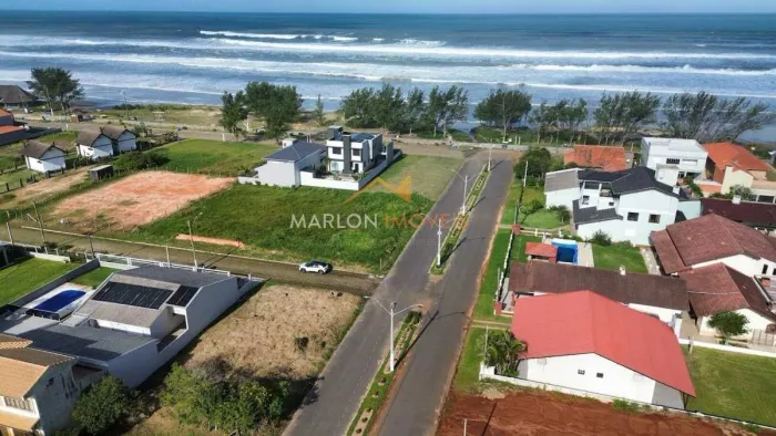 Lindo terreno de esquina a 50 metros do mar na Praia Paraíso em Torres/RS.