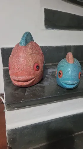 Vendo casal de peixes em cerâmica esmaltada 