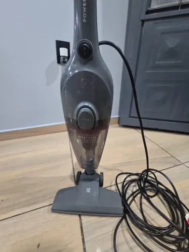Aspirador de Pó Vertical 2 em 1 Electrolux STK15 com Fio Urban 1450W