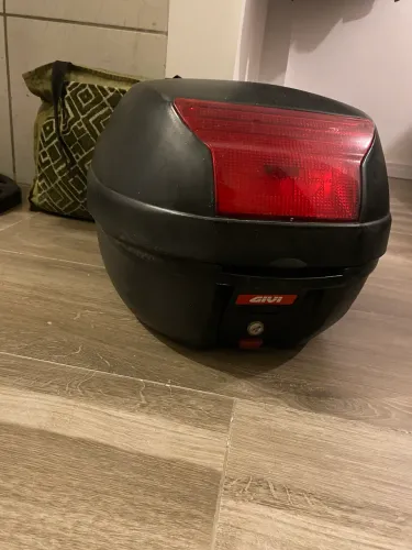 Bauleto Baú para moto Givi, 29 litros bom estado