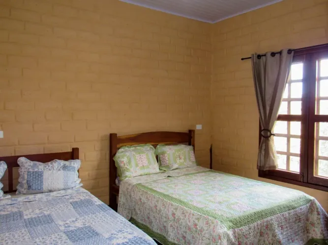 ALUGO BELÍSSIMA CASA COM 3 QUARTOS BEM DISTRIBUÍDA E VISTA LIVRE P/ COM PISCINA!