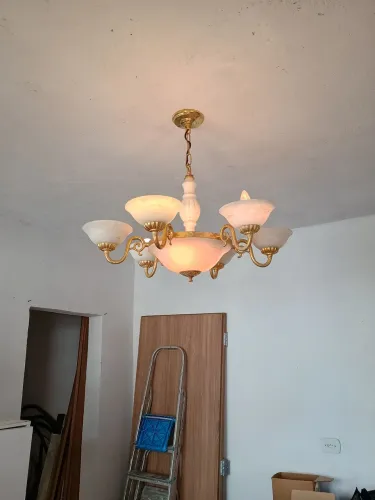 Lustre com detalhes dourados