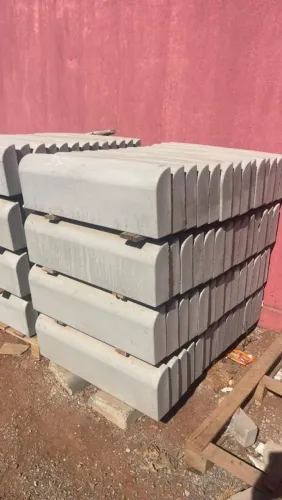 Meio fio de calçada