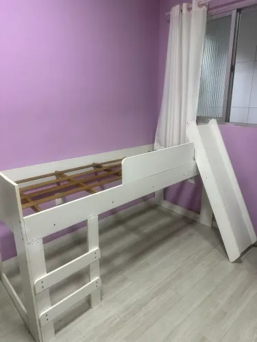 Cama com escorrega