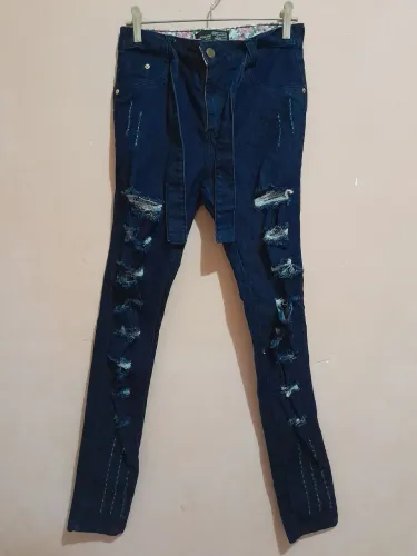 Calça jeans feminina com destroy (tam 38)