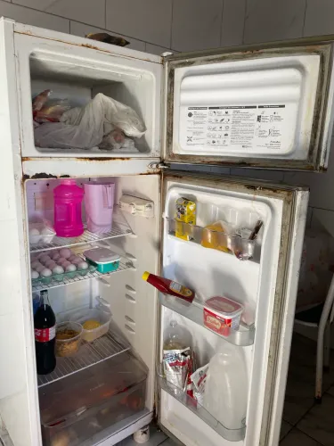 Geladeira usada para vender , pega tudo normalmente