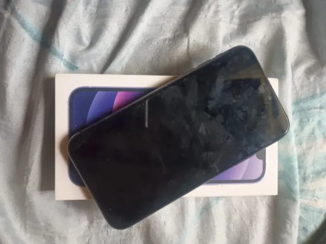 Vendo IPhone 11 128gb com caixa e carregador 