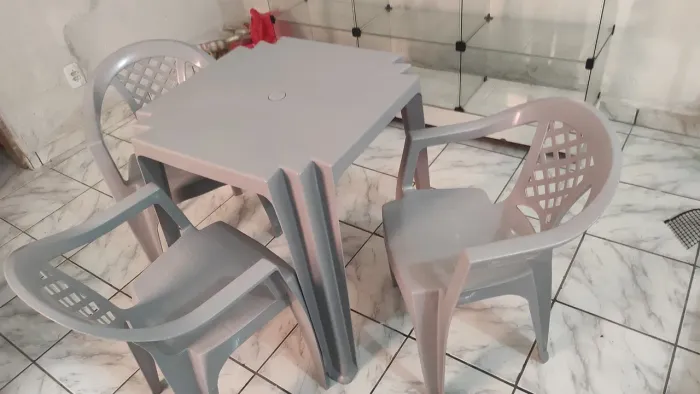 Mesa Plástica com 3 Cadeiras - Cor Cinza.