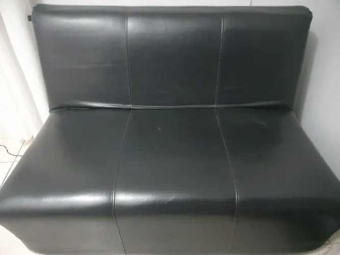 Sofá Cama com dois lugares em courino 