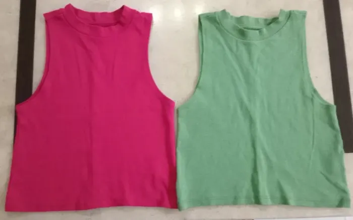 2 blusas regatas caneladas verde e magenta gola média tam P Marisa  