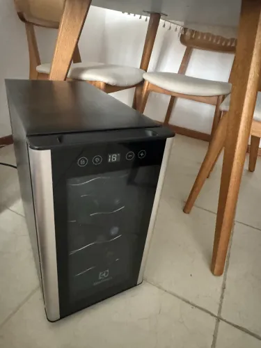 Adega Electrolux 8 garrafas