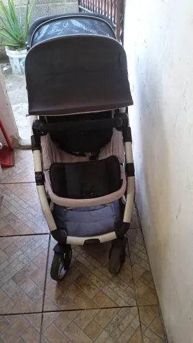 Carrinho de bebê moderno e prático para o dia a dia.