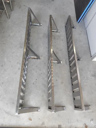 Prateleira gradeada suspensa 1,90×0,30 com mão francesa